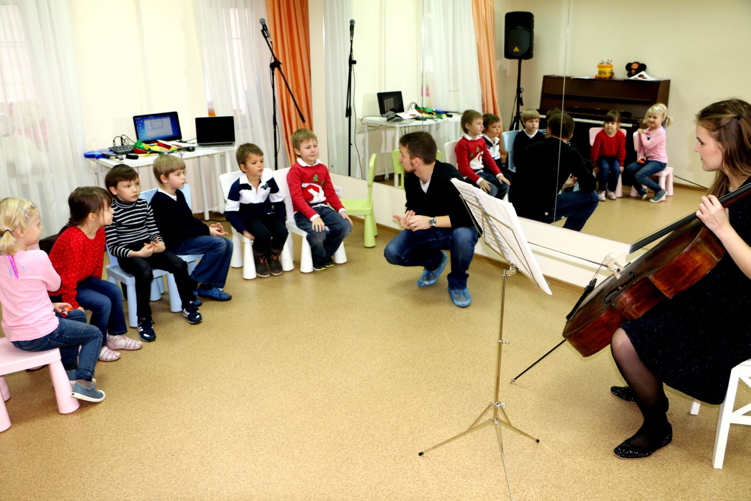 Помощь музыкальным школам. Дети в музыкальной школе. Музыкальный кружок для детей. Музыкальное восприятие детей. Музыкальное восприятие дошкольников.